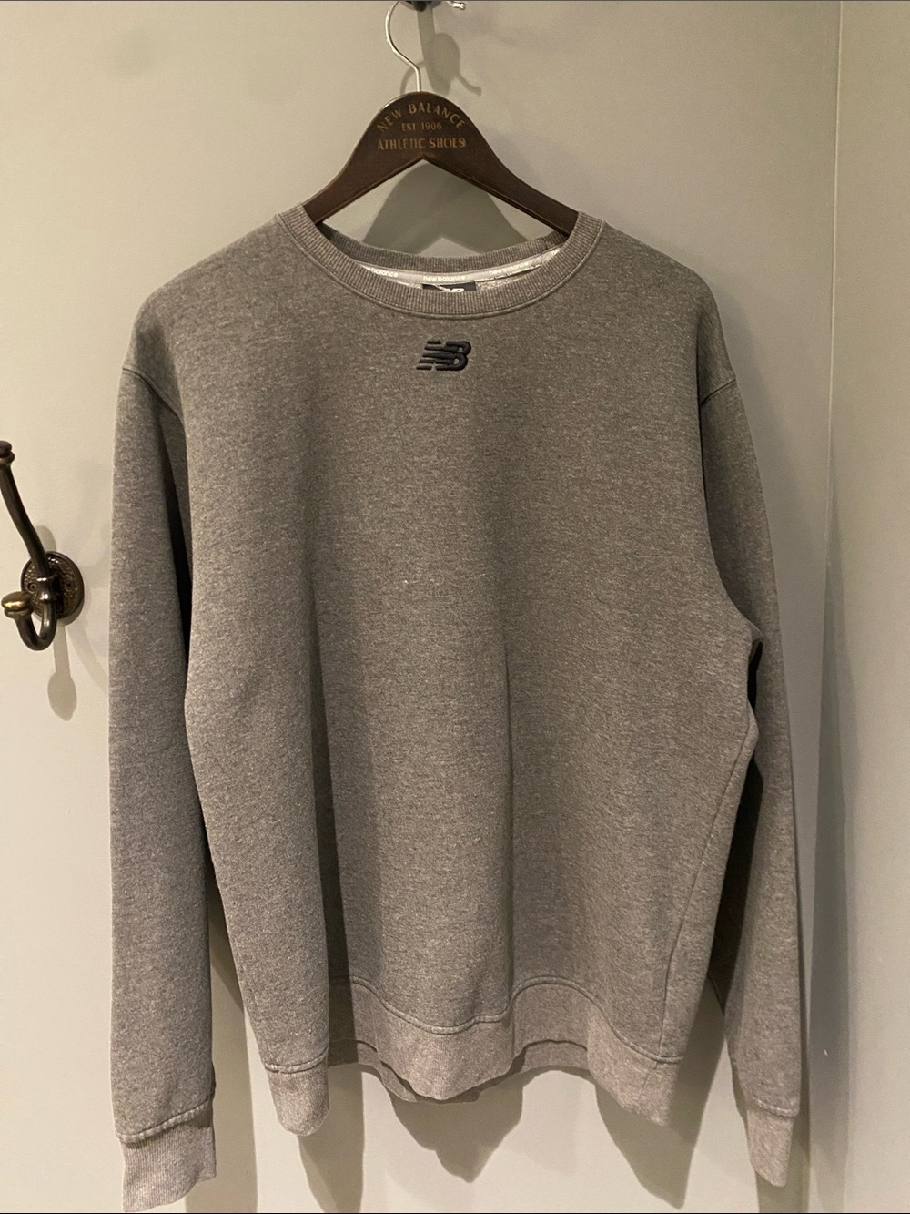 New Balance Fleece Crewneck w Embroidered Logo